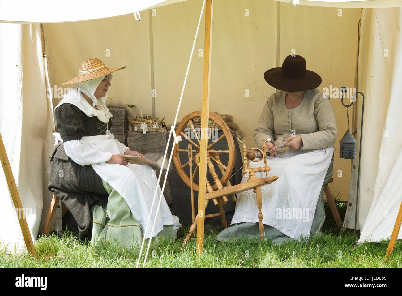 Les femmes filer dans un campement à un Hogan-vexel English Civil war reenactment événement. Charlton park, Malmesbury, Wiltshire, Royaume-Uni Banque D'Images