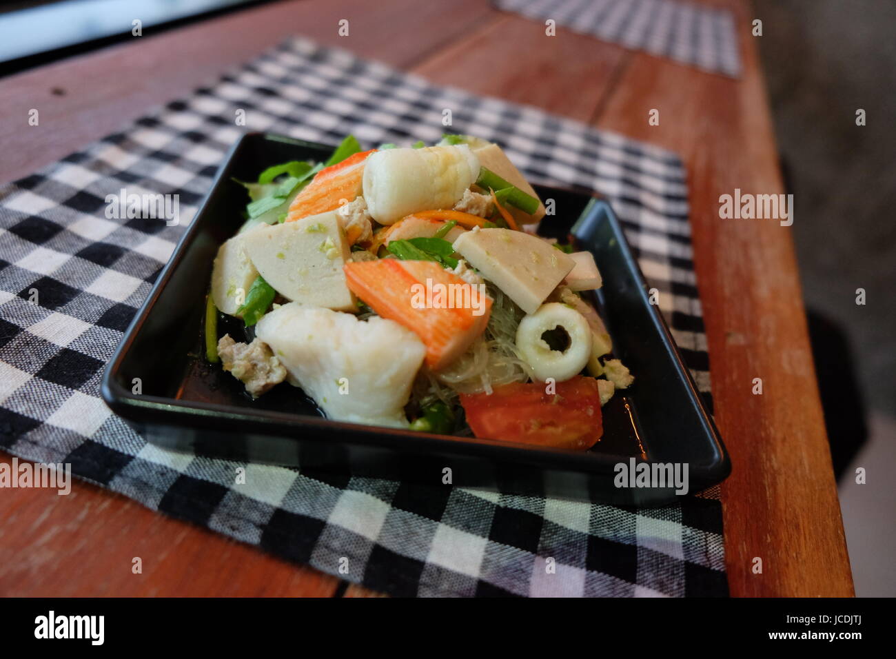 Salade thaïlandaise épicée et aigre à la tomate, fruits de mer nouilles de verre, le céleri porc et crevette cafe Banque D'Images