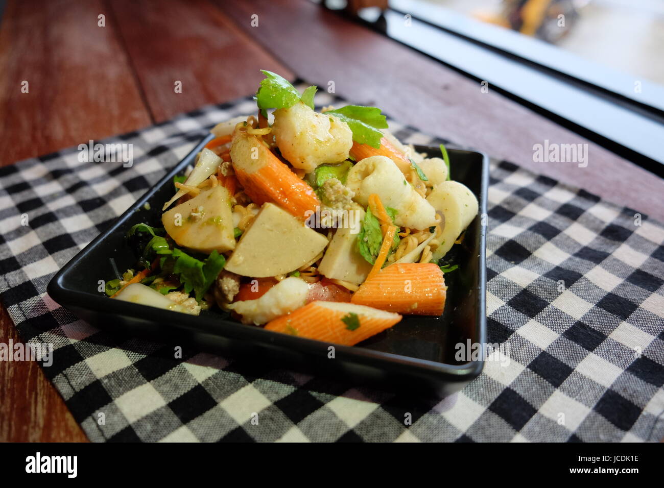 Salade thaïlandaise épicée et aigre de nouilles de fruits de mer, crevettes et porc céleri Banque D'Images