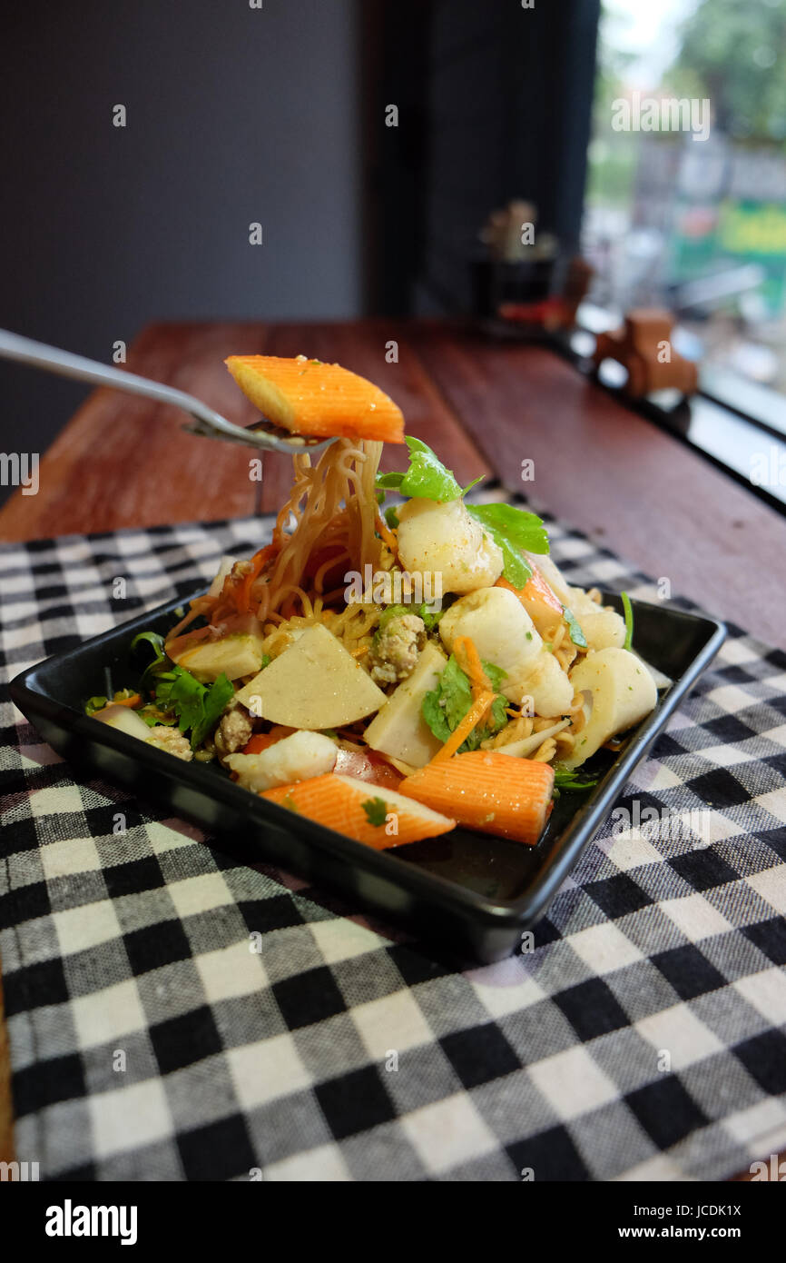 Salade thaïlandaise épicée et aigre de nouilles de fruits de mer, crevettes et porc céleri Banque D'Images