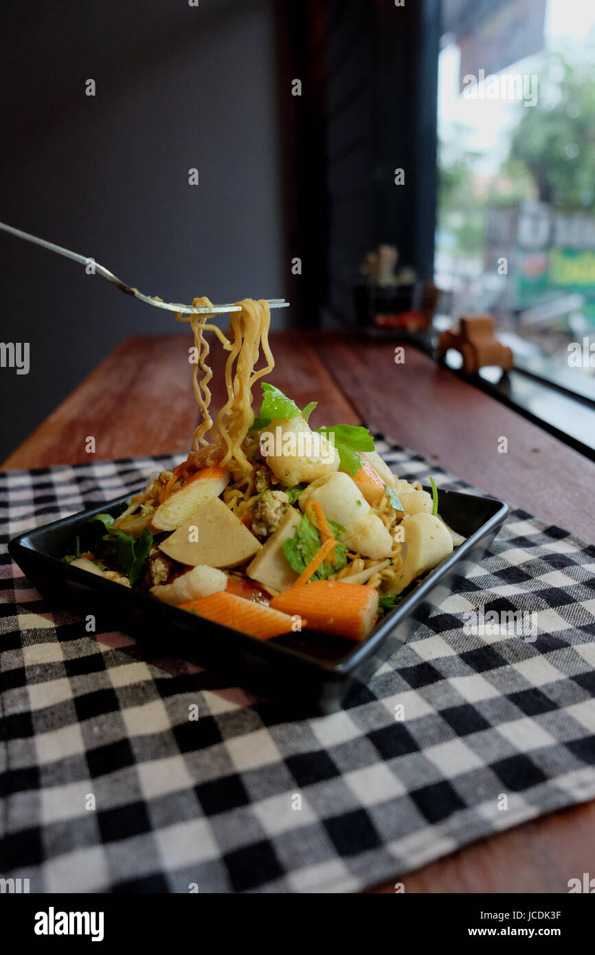 Salade thaïlandaise épicée et aigre de nouilles de fruits de mer, crevettes et porc céleri Banque D'Images