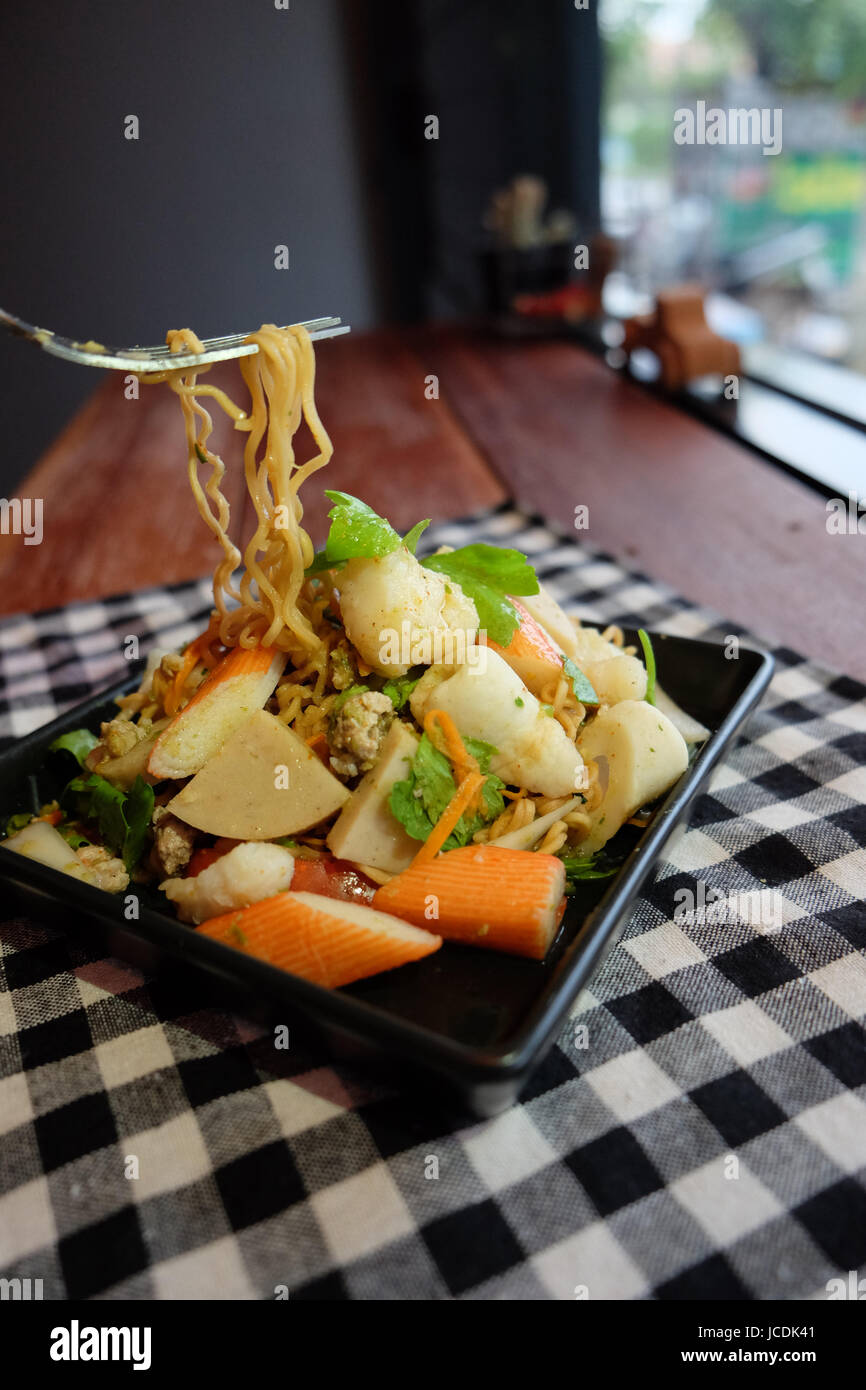 Salade thaïlandaise épicée et aigre de nouilles de fruits de mer, crevettes et porc céleri Banque D'Images