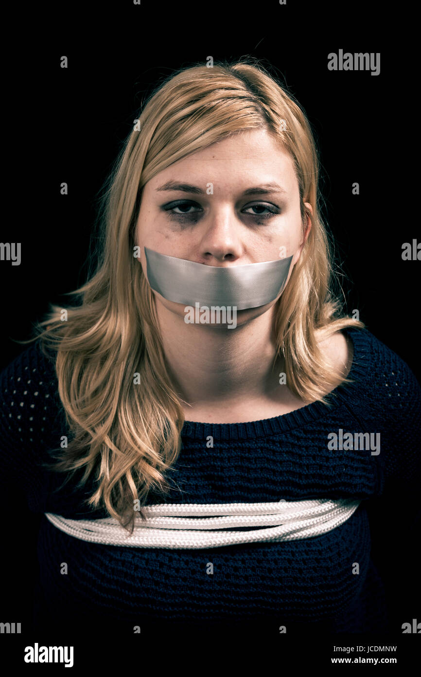 Femme kidnappée en otage avec du ruban adhésif sur la bouche et attaché avec  une corde Photo Stock - Alamy