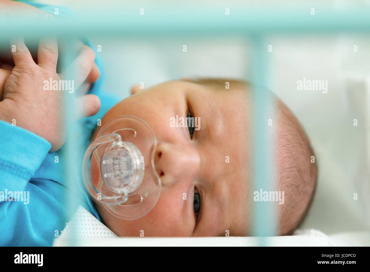 Bébé nouveau-né bébé dans l'hôpital, les premières heures de la vie nouvelle, un jours après la naissance Banque D'Images