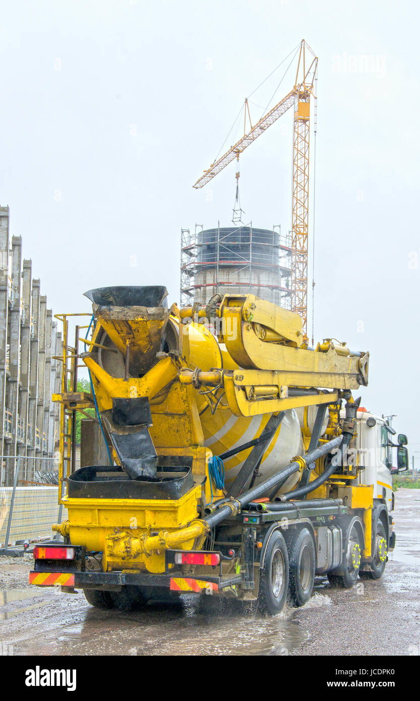 Camion malaxeur béton sur chantier de construction. Photo HDR. Banque D'Images