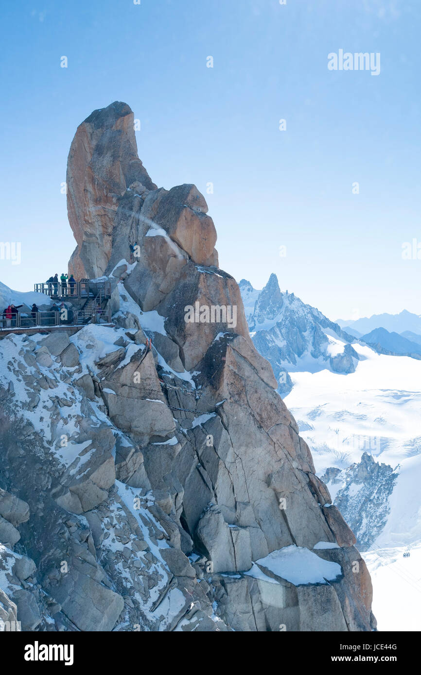 Du Mont Blanc, à Chamonix, en France, avec les grimpeurs sur ses rochers Banque D'Images