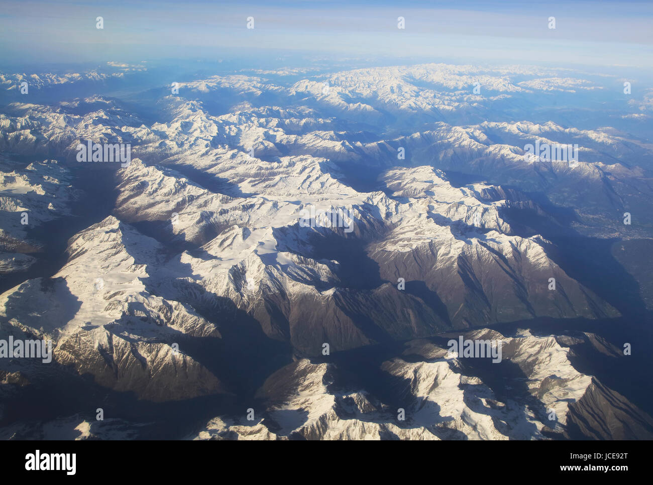 Vue Davion De Sommets De Montagnes Couvertes De Neige Dans