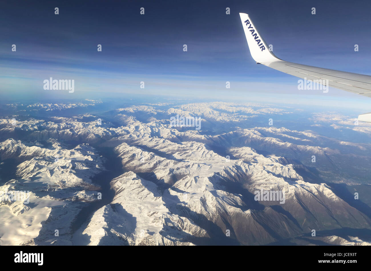 Vue Davion De Sommets De Montagnes Couvertes De Neige Dans