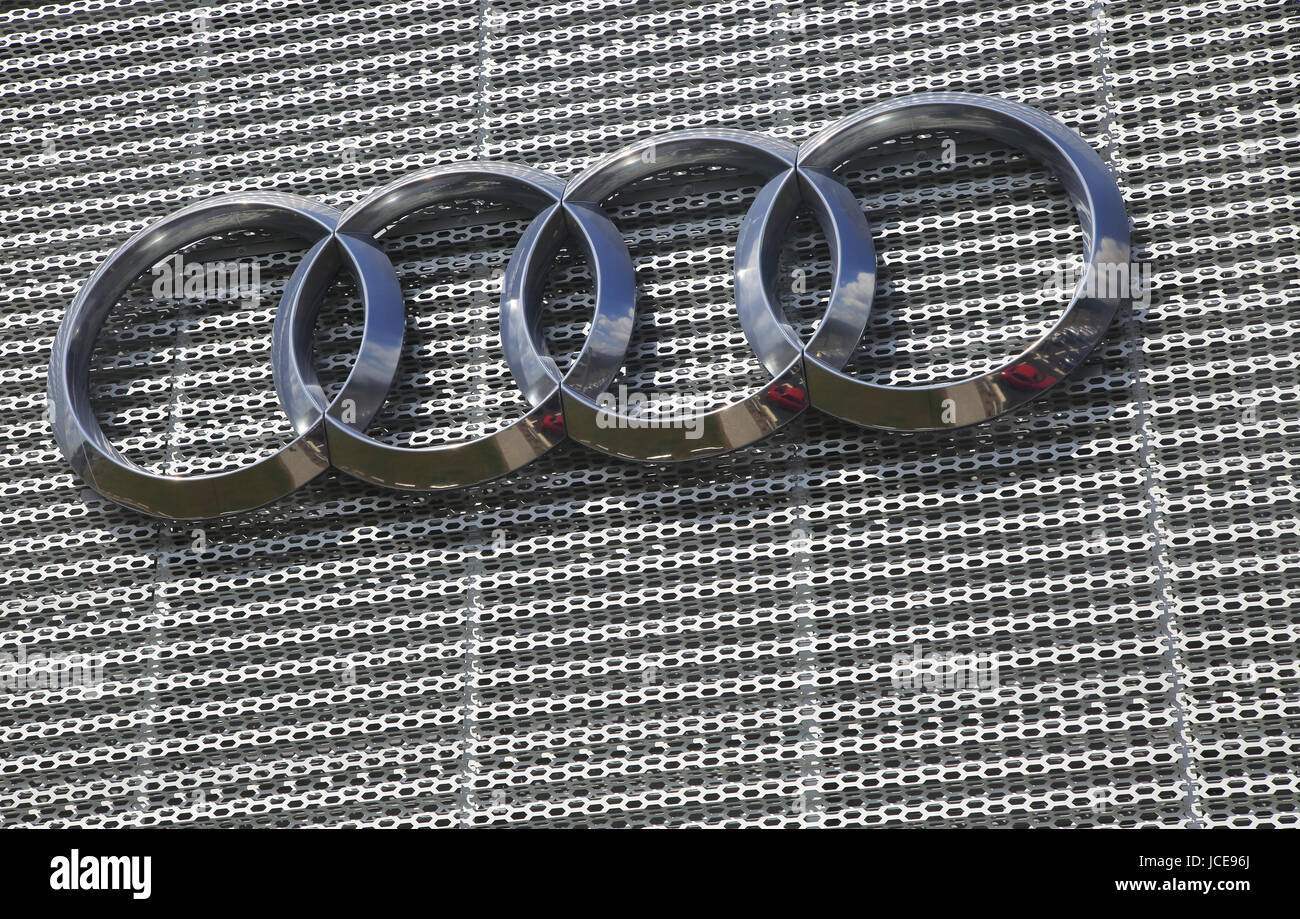Logo Audi signer car showroom building, Ipswich, Suffolk, Angleterre, RU Banque D'Images Logo Audi signer car showroom building, Ipswich, Suffolk, Angleterre, RU Banque D'Images