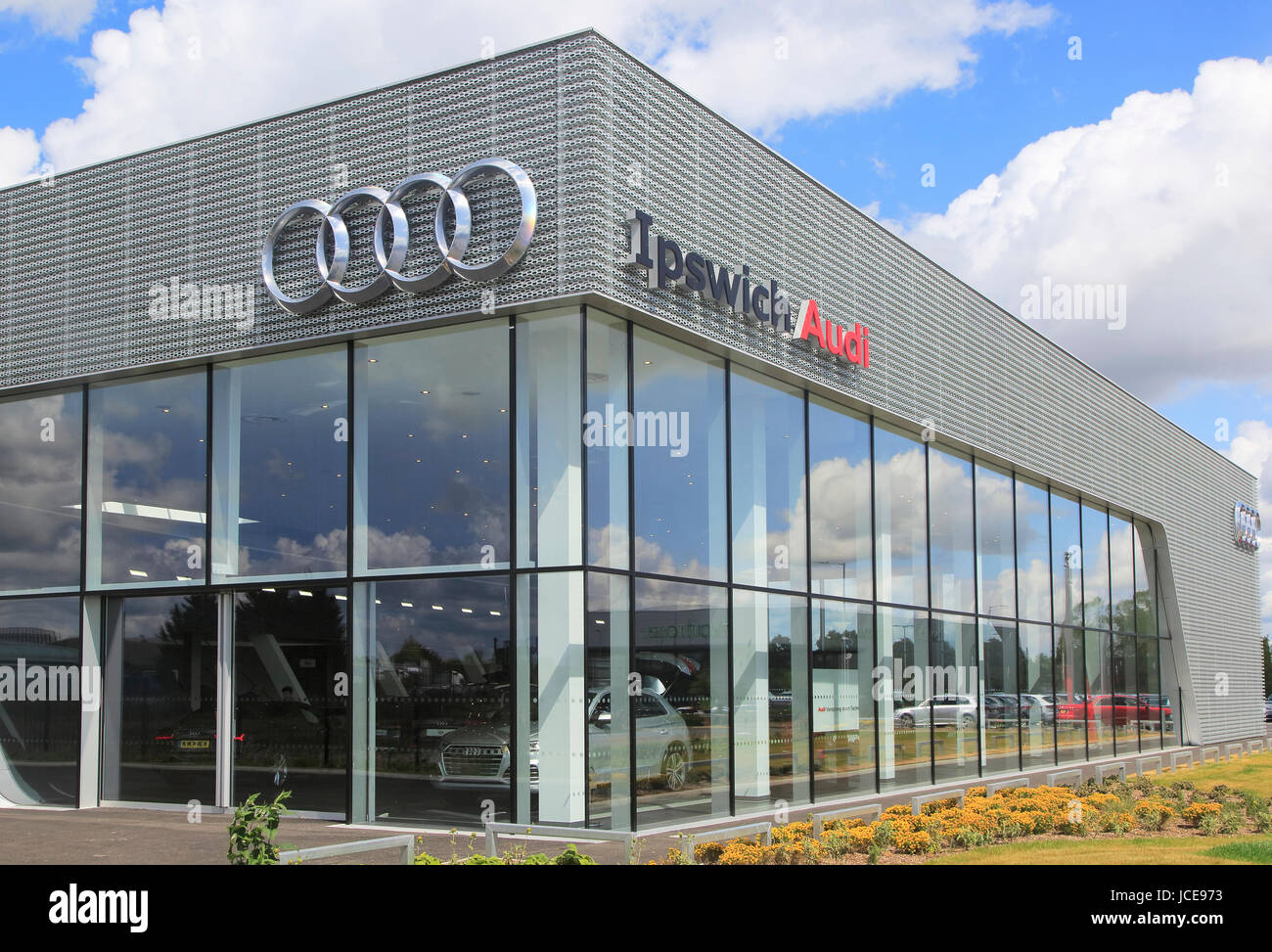 Logo Audi signer car showroom building, Ipswich, Suffolk, Angleterre, RU Banque D'Images Logo Audi signer car showroom building, Ipswich, Suffolk, Angleterre, RU Banque D'Images