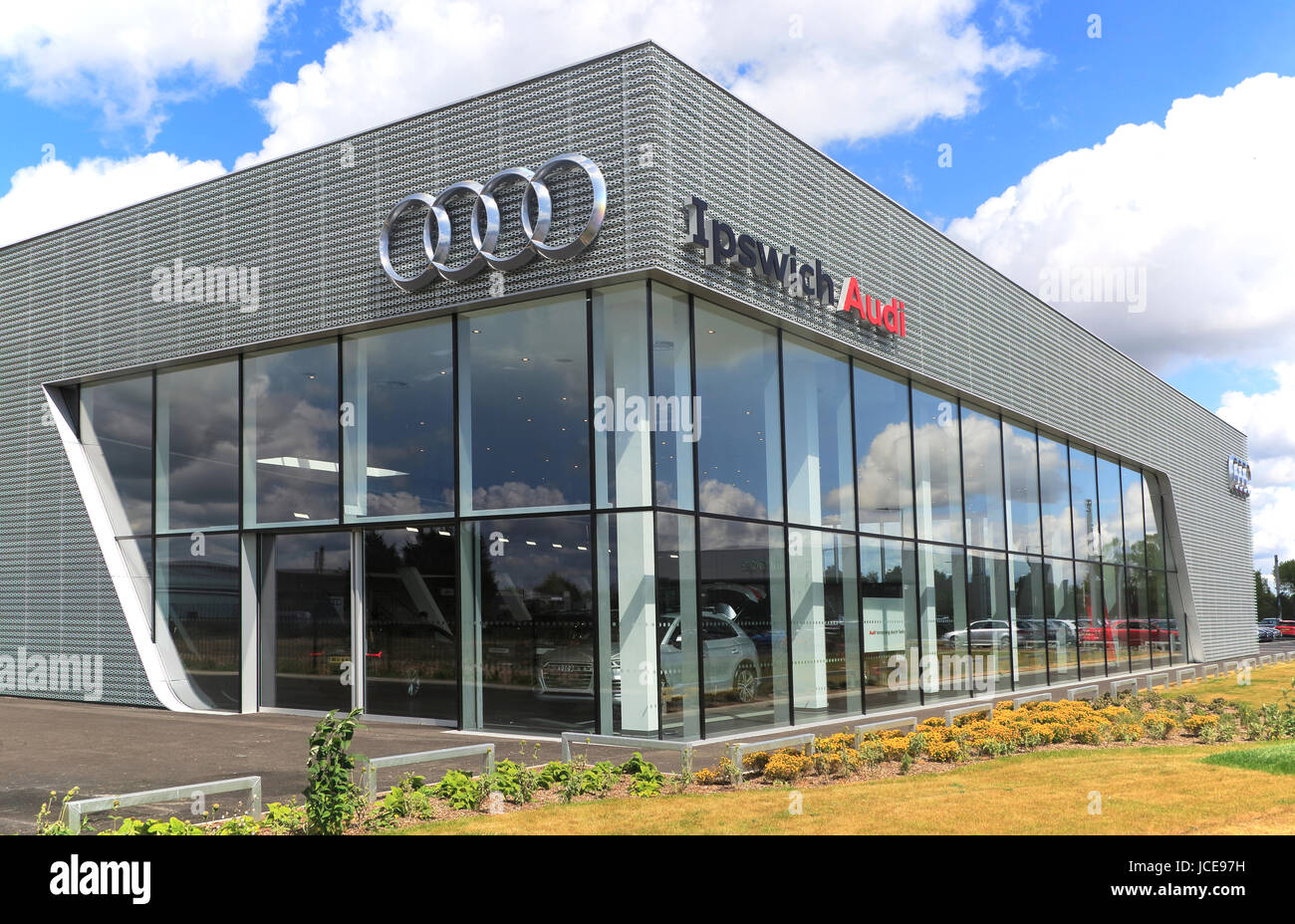 Logo Audi signer car showroom building, Ipswich, Suffolk, Angleterre, RU Banque D'Images Logo Audi signer car showroom building, Ipswich, Suffolk, Angleterre, RU Banque D'Images