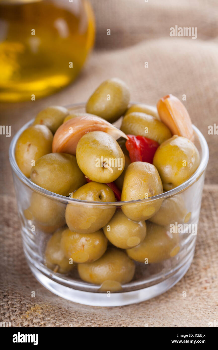 Une poignée d'olives maison sur un verre, des tapas espagnoles typiques Banque D'Images