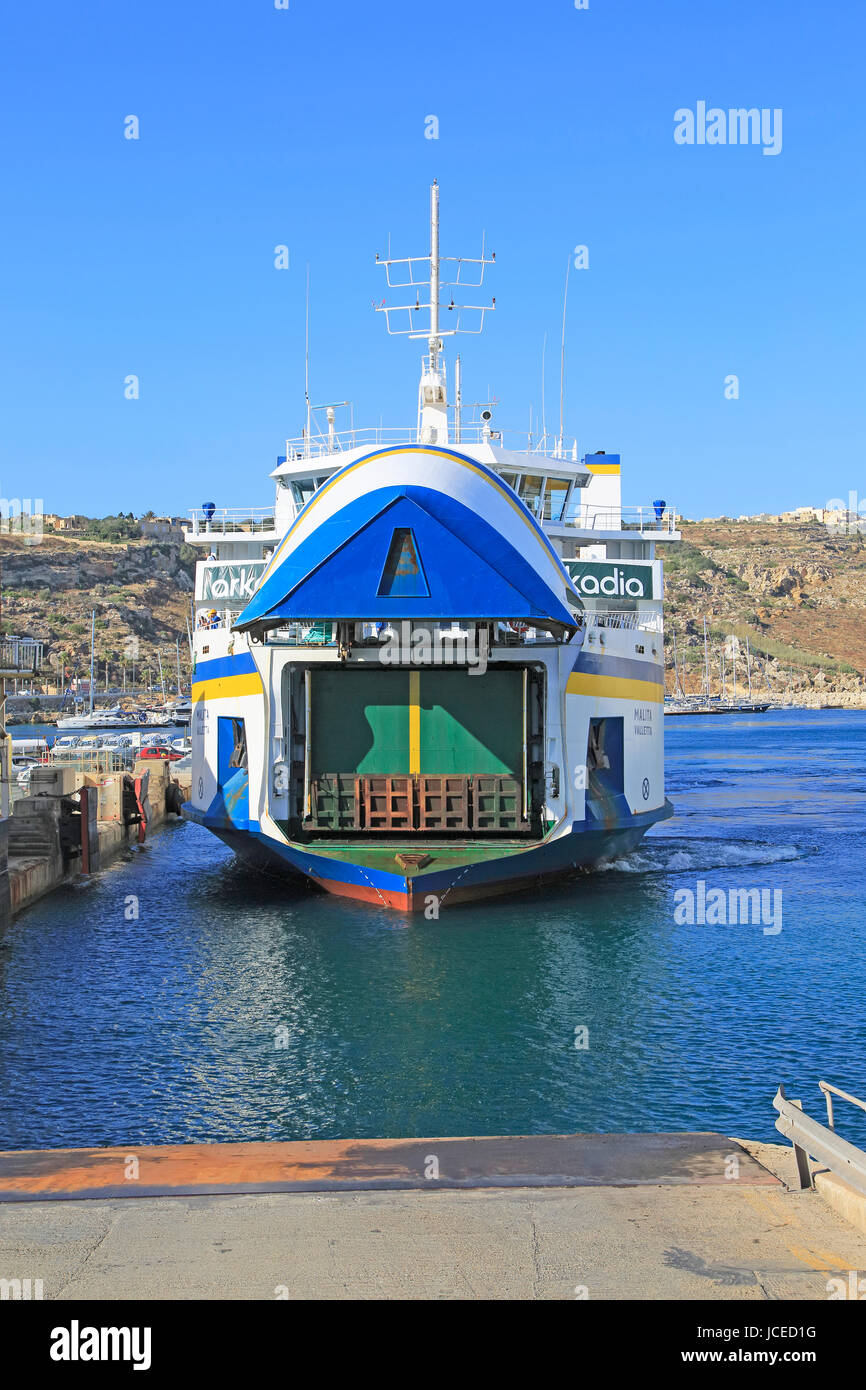 Ferry véhicule arrivant à l'orifice, Gozo Channel Line Ferries, Mgarr Ferry Terminal, Gozo, Malte Banque D'Images