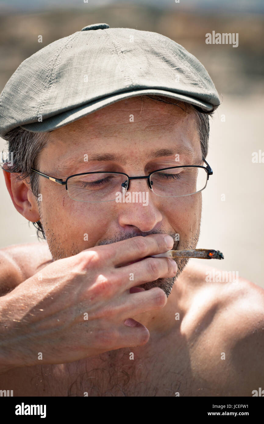 Close up of a man smoking haschich joint. Banque D'Images