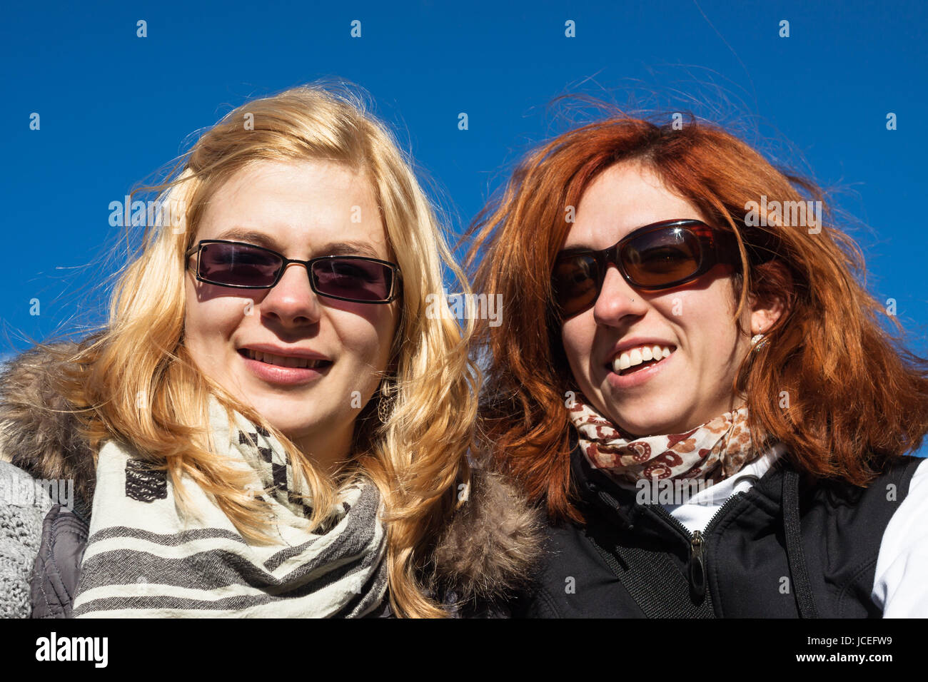 Portrait de deux amies heureux plus de ciel bleu. Banque D'Images