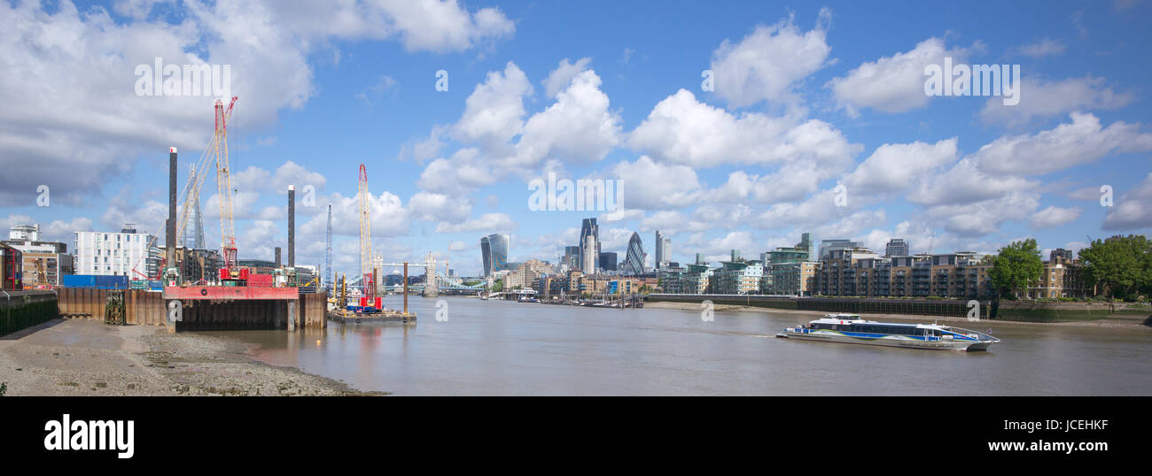 Mise en scène pour la construction de tunnel Thames Tideway sur rive sud de la Tamise avec passant river boat et City of London, Londres, Passy, lointain Banque D'Images