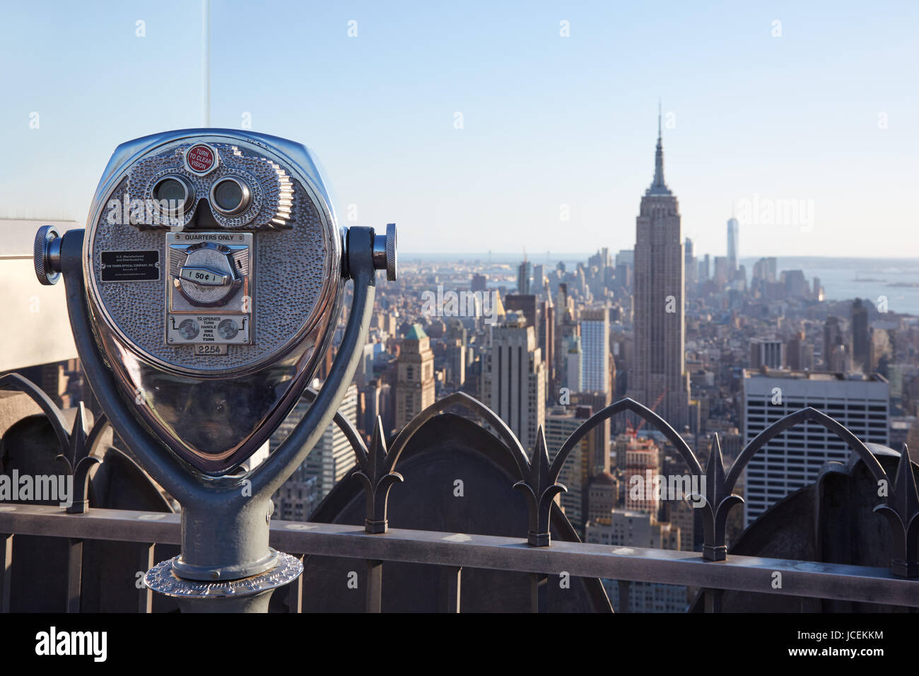NEW YORK - 12 SEPTEMBRE : jumelles sur le Rockefeller Center avec Empire State Building et vue sur la ville à la fin de la journée le 12 septembre 2016 Banque D'Images