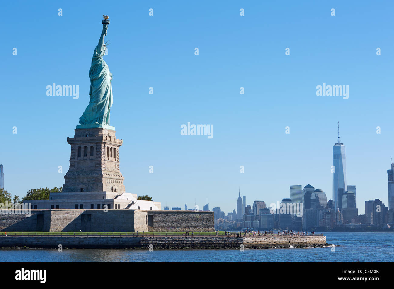 Statue de la liberté et de l'île de New York en une journée ensoleillée, ciel bleu Banque D'Images
