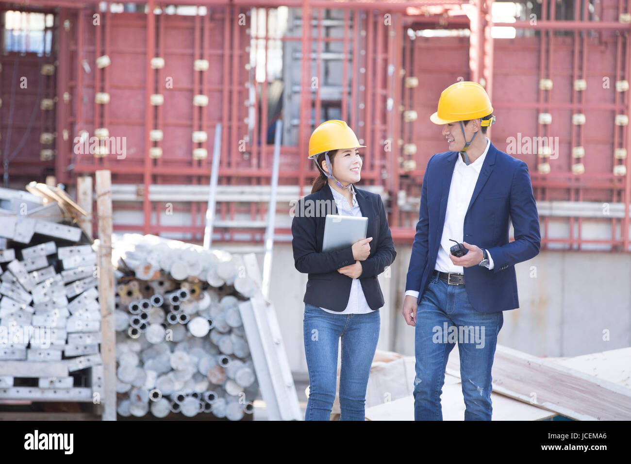 Deux architectes at construction site Banque D'Images