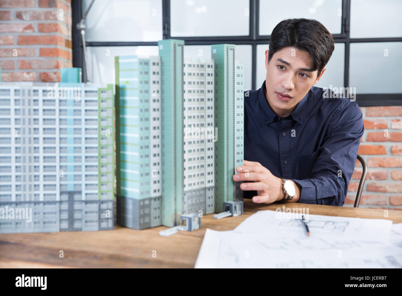 Portrait d'homme avec l'architecte des bâtiments miniatures Banque D'Images