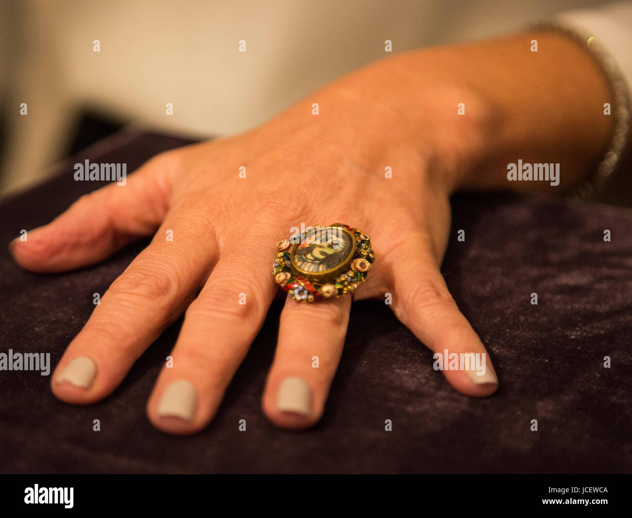 Londres, Royaume-Uni. 15 juin 2017. Un employé de Sotheby's présente un anneau Bague de forme ovale. Portrait de Dora Maar par Pablo Picasso, vers 1936-39, 300,000-500 GBP estimation,000. Maison de vente aux enchères Sotheby's présente sa taille réelle, un commissaire : vente du soir le 21 juin 2017. Banque D'Images