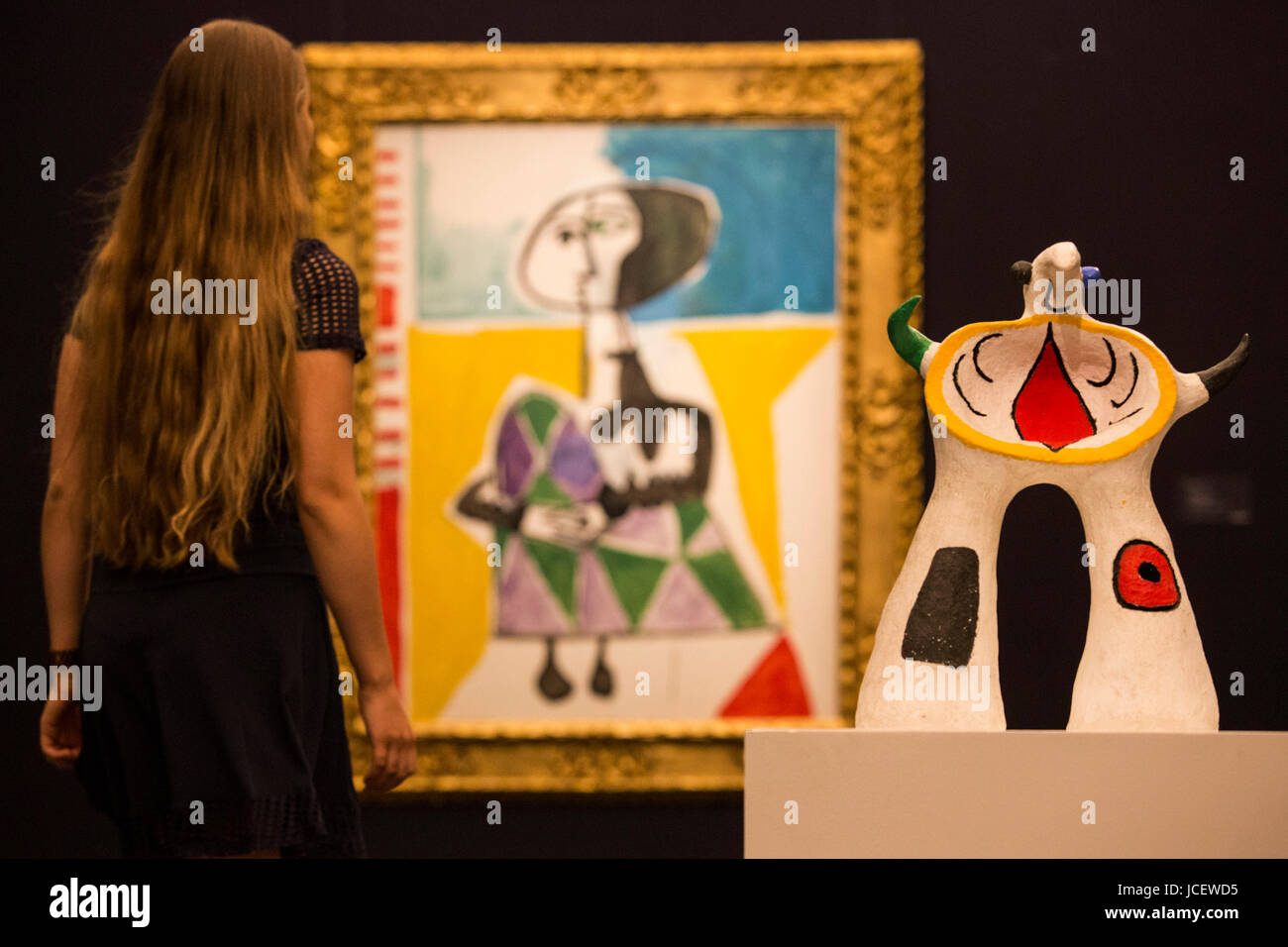 Londres, Royaume-Uni. 15 juin 2017. Femme accroupie de peinture de Pablo Picasso, 1954, est. GBP 6.5-8.5m et la sculpture Projet pour un monument de Joan Miro, 1972, est. 200 000 GBP,800,000-1. Maison de vente aux enchères Sotheby's présente Landmarks int il développement de l'Art Moderne pour conduire Sotheby's Impressionist & Modern Art Evening Sale le 21 juin 2017. Banque D'Images