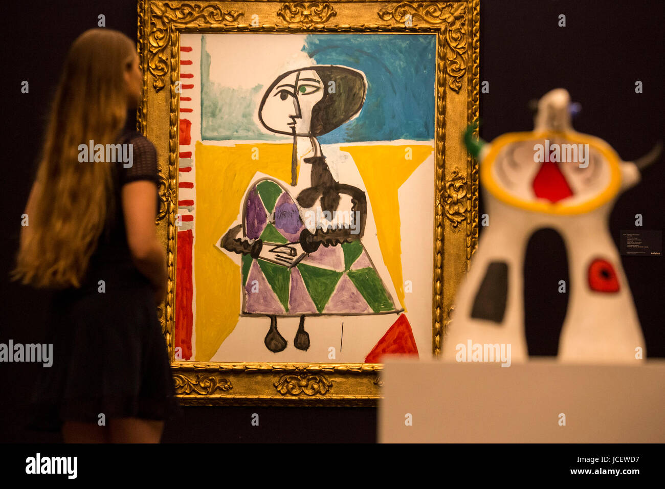 Londres, Royaume-Uni. 15 juin 2017. Femme accroupie de peinture de Pablo Picasso, 1954, est. GBP 6.5-8.5m et la sculpture Projet pour un monument de Joan Miro, 1972, est. 200 000 GBP,800,000-1. Maison de vente aux enchères Sotheby's présente Landmarks int il développement de l'Art Moderne pour conduire Sotheby's Impressionist & Modern Art Evening Sale le 21 juin 2017. Banque D'Images
