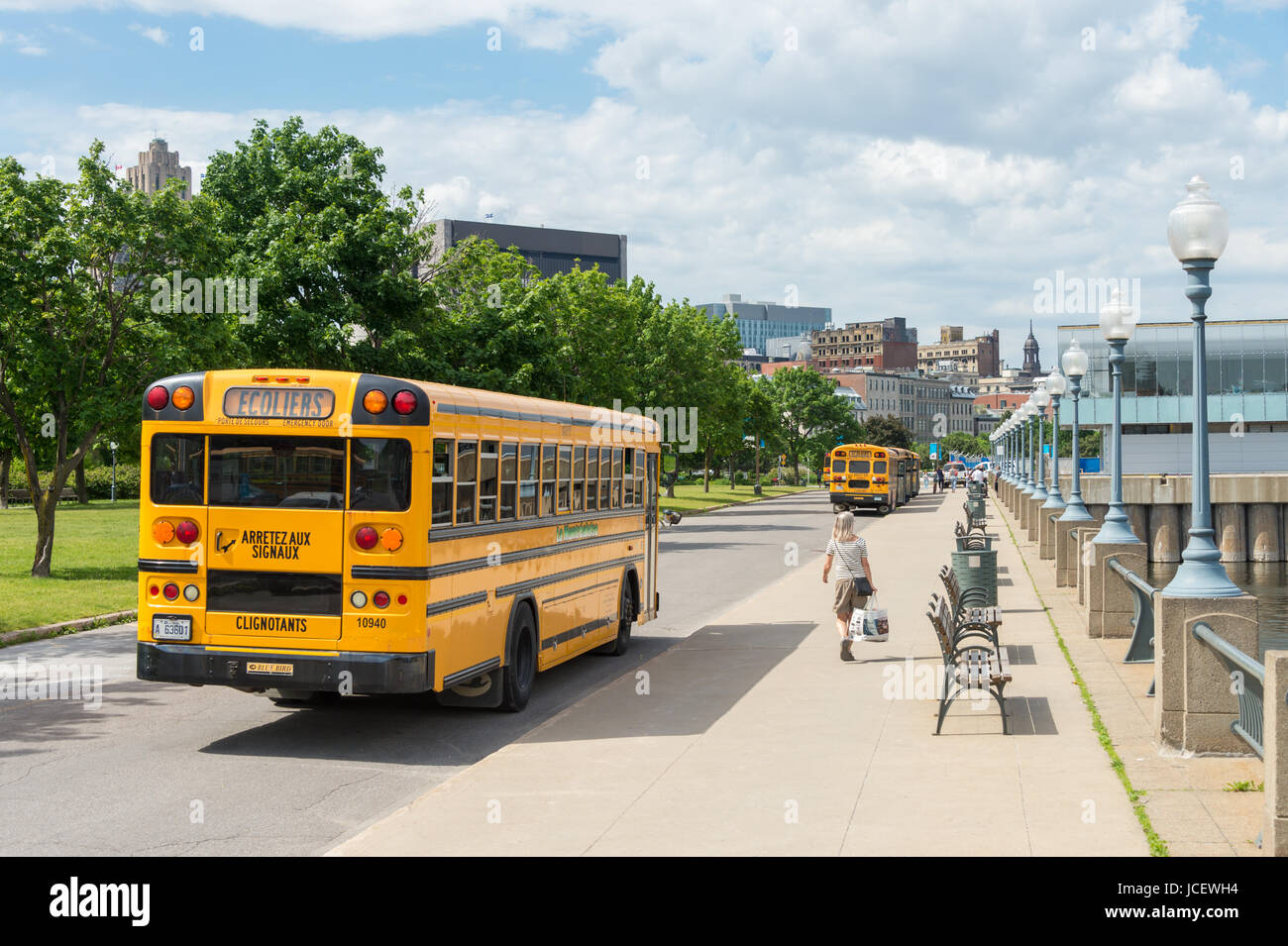 Montréal, Canada - 9 juin 2017 : Jaune autobus stationnés dans le vieux port de Montréal Banque D'Images