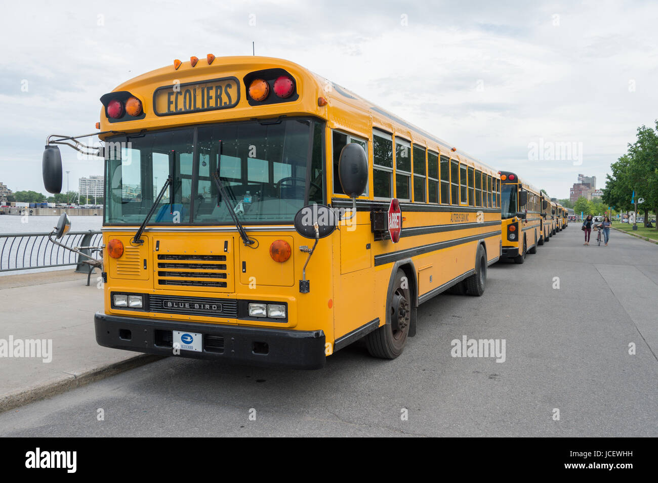 Montréal, Canada - 9 juin 2017 : Jaune autobus stationnés dans le vieux port de Montréal Banque D'Images