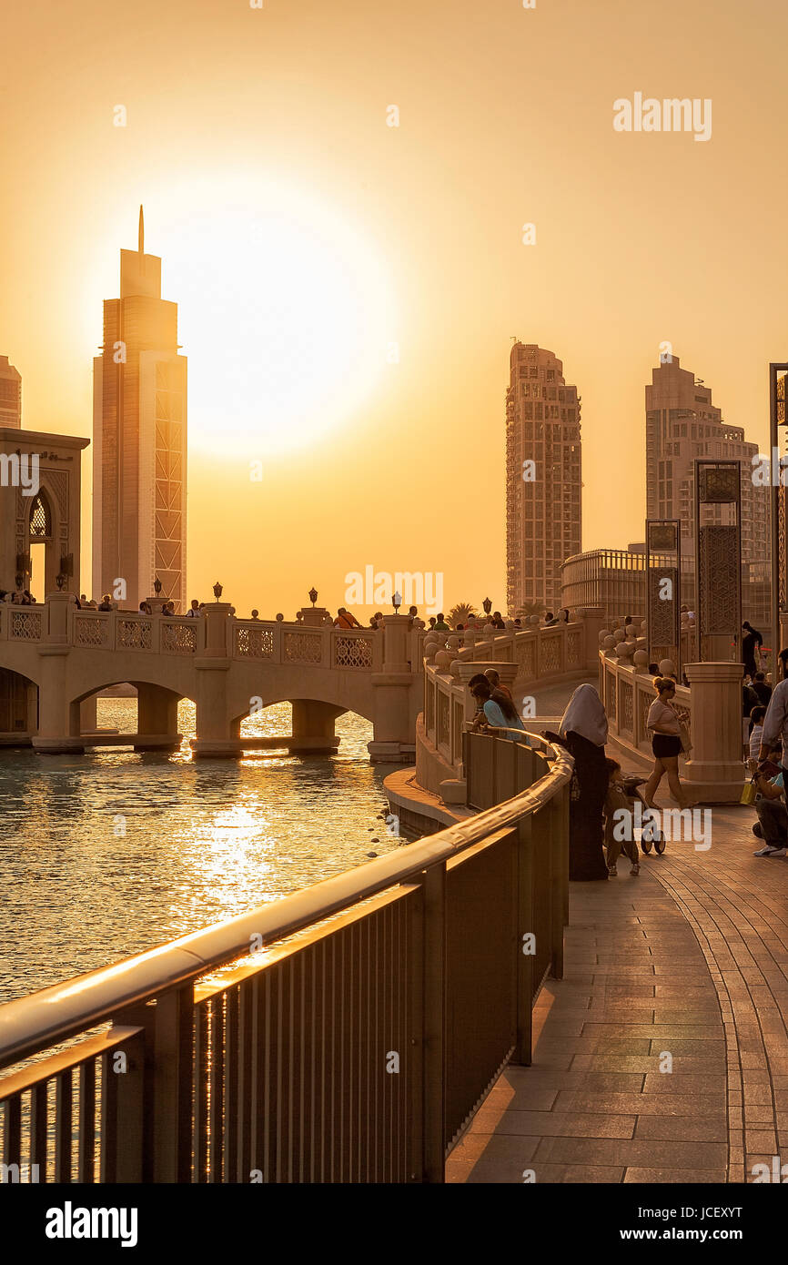 Eau/DUBAI - 14 SEP 2012 - Les gens de vous détendre sur les rues de Dubaï avec le coucher du soleil Banque D'Images