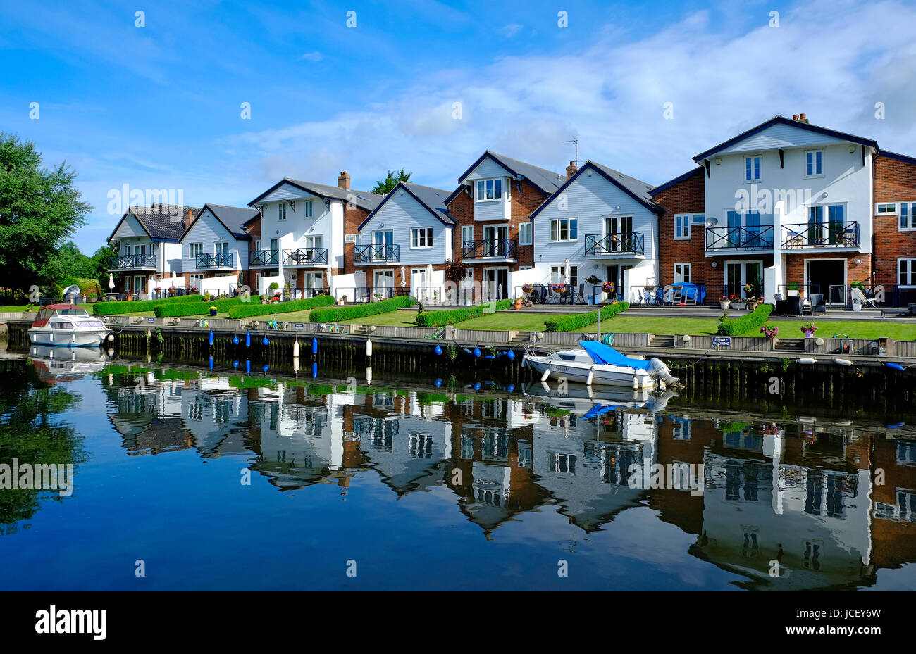 Propriété résidentielle à rivière loddon, Norfolk, Angleterre Banque D'Images