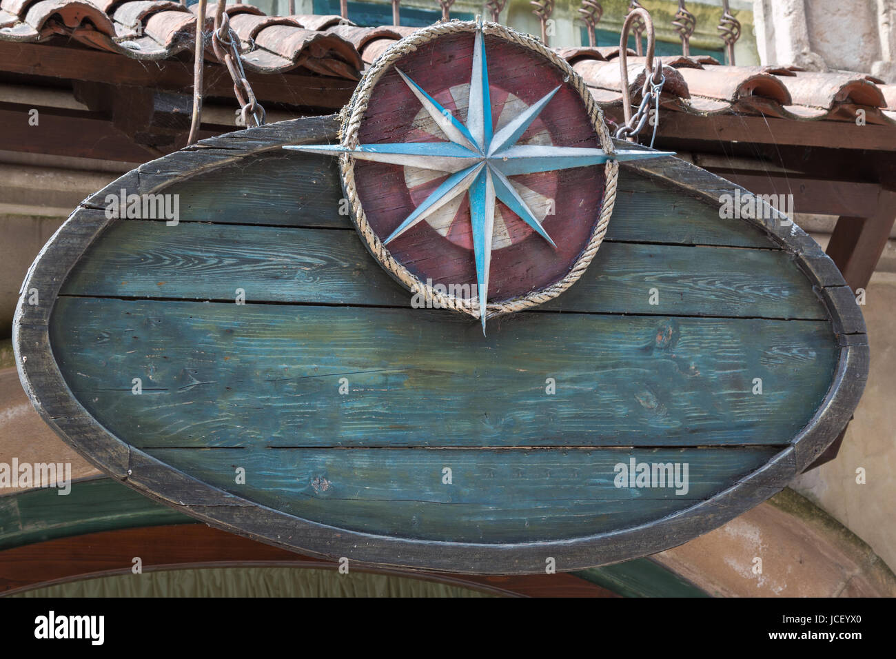 Pendu en bois Store Se connecter avec compas, Rose des Vents Banque D'Images