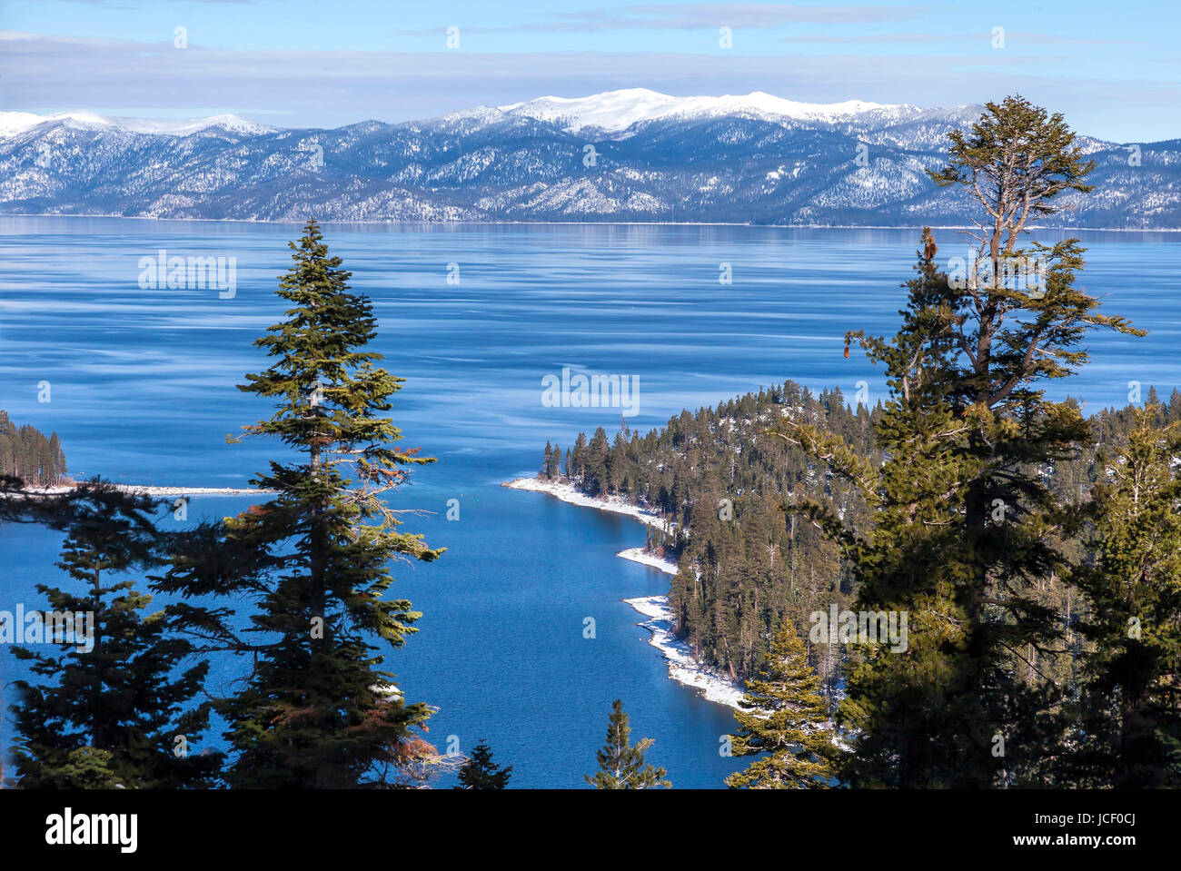 C'est une image prise d'hiver à Emerald Bay, donnant sur la partie sud du lac Tahoe. Les grandes montagnes enneigées au loin est Genoa peak. Banque D'Images
