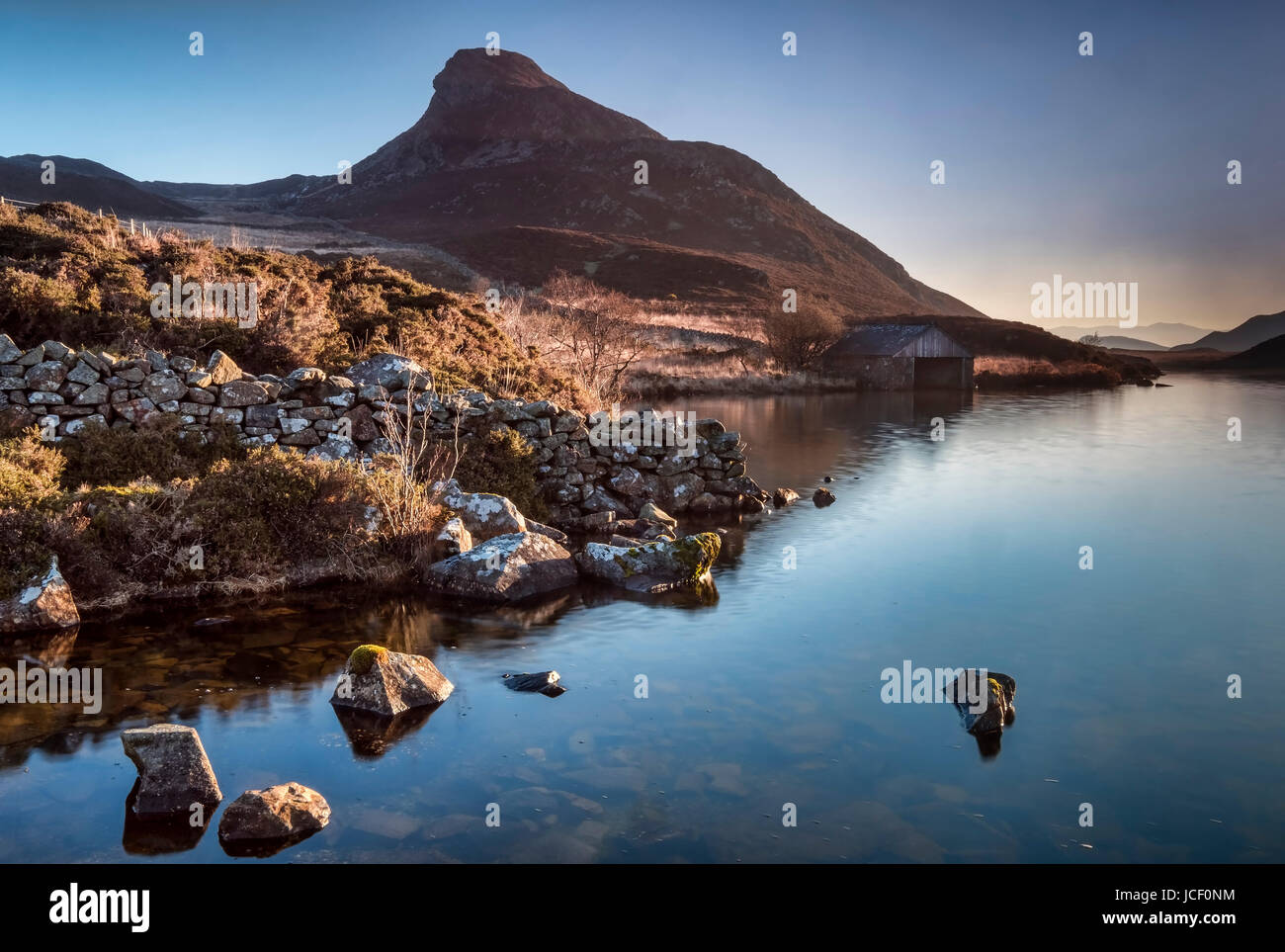 Cregennan Lacs soutenu par le pic de Bryn Brith, Parc National de Snowdonia, Gwynedd, au nord du Pays de Galles, Royaume-Uni Banque D'Images