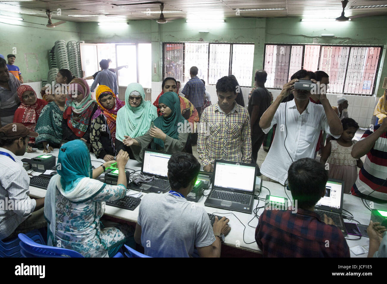 Dhaka, Bangladesh. 15 Juin, 2017. 15 juin 2017- Dhaka, Bangladesh ''" une élection Commission staff balayage de l'iris et empreintes digitales d'un électeur à un camp temporaire mis en place à l'ancien cadre de Dhaka Lalkuthi près du bureau de conseiller dans la capitale le 15 juin 2017. Selon la Commission électorale du Bangladesh en ce moment, il y a plus de 10 électeurs crore au Bangladesh. D'eux, neuf crores va get smart NID cartes dans cette année dans le cadre d'un projet en cours. Les fonctionnaires de la communauté de recueillir les informations biométriques du citoyen, impressions de 10 doigts et une photo de l'iris, qui serait intégré dans la voiture Banque D'Images