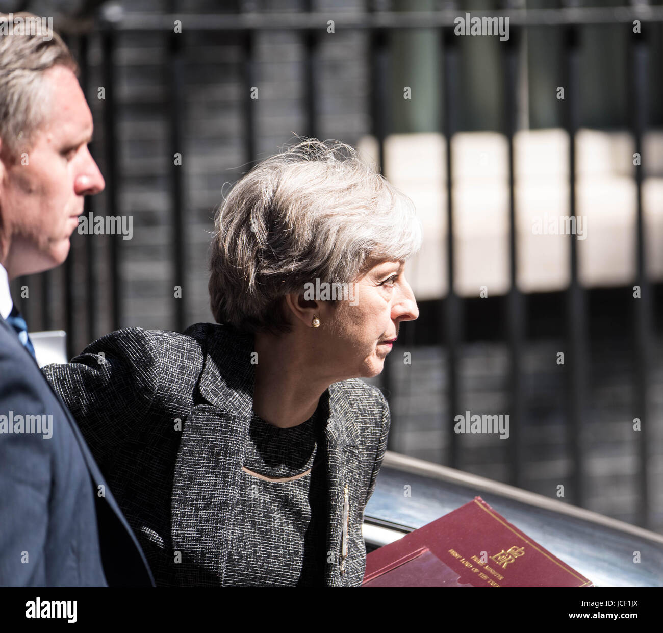 Londres, Royaume-Uni. Jun 15, 2017. Theresa peut arrive à Downing Street à la suite d'une visite privée à la Tour de Grenfell fire Crédit : Ian Davidson/Alamy Live News Banque D'Images