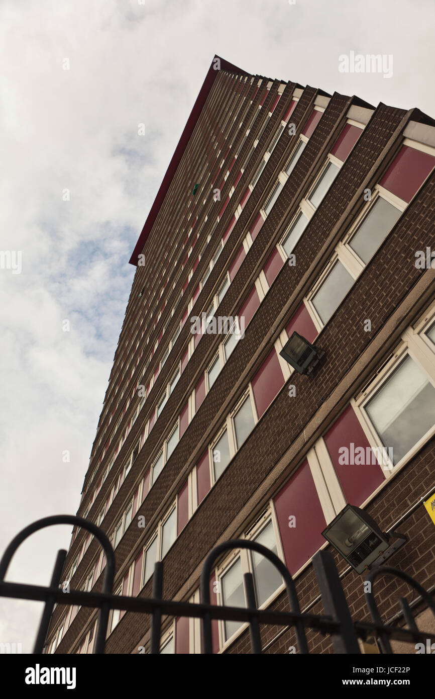 Belfast, Royaume-Uni. 15 Juin, 2017. À la suite de la tour de Grenfell fire à Londres la Direction du logement d'Irlande du Nord (INHE) sont à contrôler tous les logements résidentiels de tour au cours des prochaines semaines : Crédit Bonzo/Alamy Live News Banque D'Images