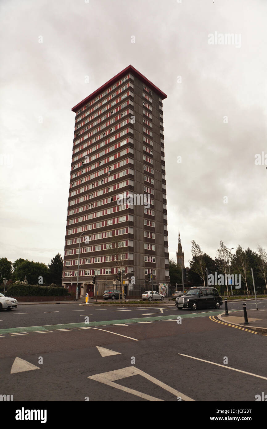 Belfast, Royaume-Uni. 15 juin 2017. Tour Divis. Dans le sillage de l'incendie de Grenfell Tower Block à Londres, le Northern Ireland Housing Executive (NIHE) doit vérifier tous les logements résidentiels Tower Block au cours des prochaines semaines crédit: Bonzo/Alay Live News Banque D'Images