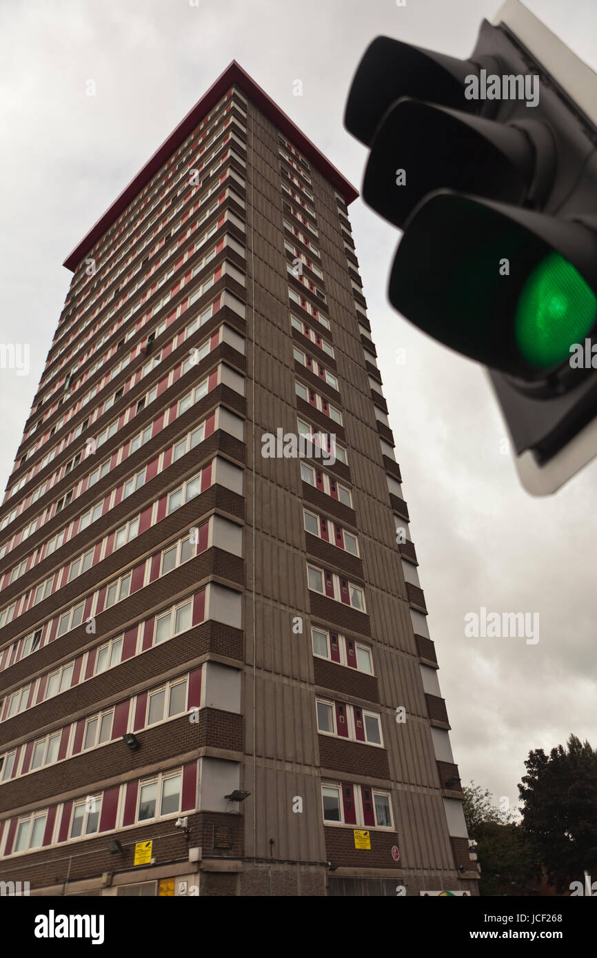 Belfast, Royaume-Uni. 15 Juin, 2017. À la suite de la tour de Grenfell fire à Londres la Direction du logement d'Irlande du Nord (INHE) sont à contrôler tous les logements résidentiels de tour au cours des prochaines semaines : Crédit Bonzo/Alamy Live News Banque D'Images