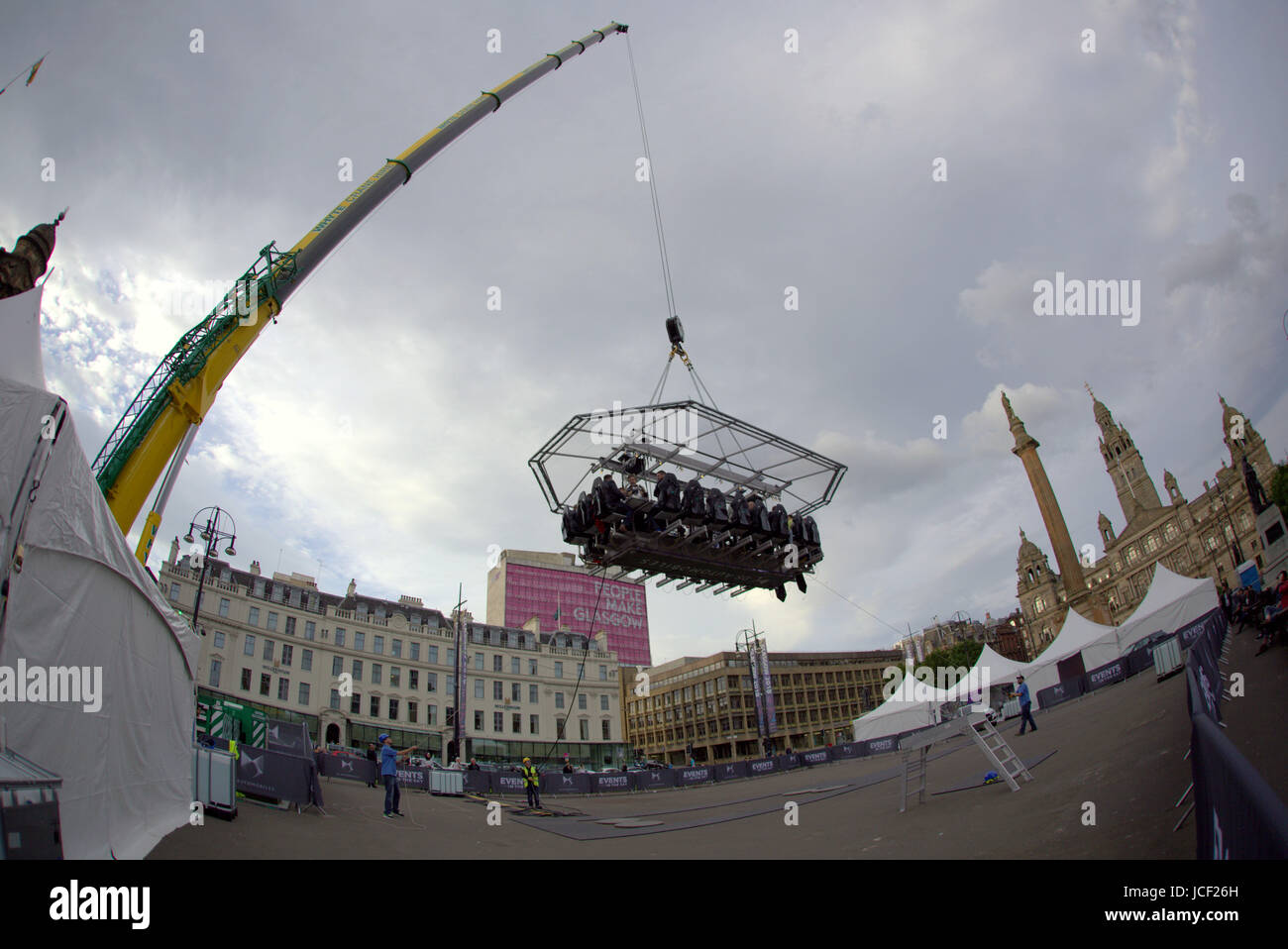 Glasgow, Ecosse, Royaume-Uni. 14 Juin, 2017. Le restaurant "volants" a été mis en place aujourd'hui à George Square par les événements dans le ciel. S'Glaswegians Banque D'Images Glasgow, Ecosse, Royaume-Uni. 14 Juin, 2017. Le restaurant "volants" a été mis en place aujourd'hui à George Square par les événements dans le ciel. S'Glaswegians Banque D'Images