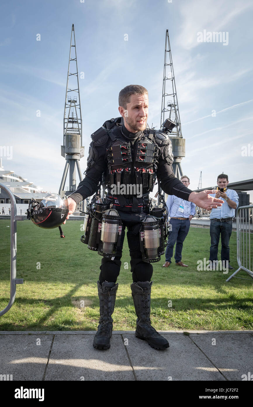 Londres, Royaume-Uni. 14 Juin, 2017. Richard "Browning l'homme de fer', fondateur de gravité, fait un vol dans son avion propulsé par combinaison de vol lors de la London Tech semaine à Victoria Dock Square. © Guy Josse/Alamy Live News Banque D'Images