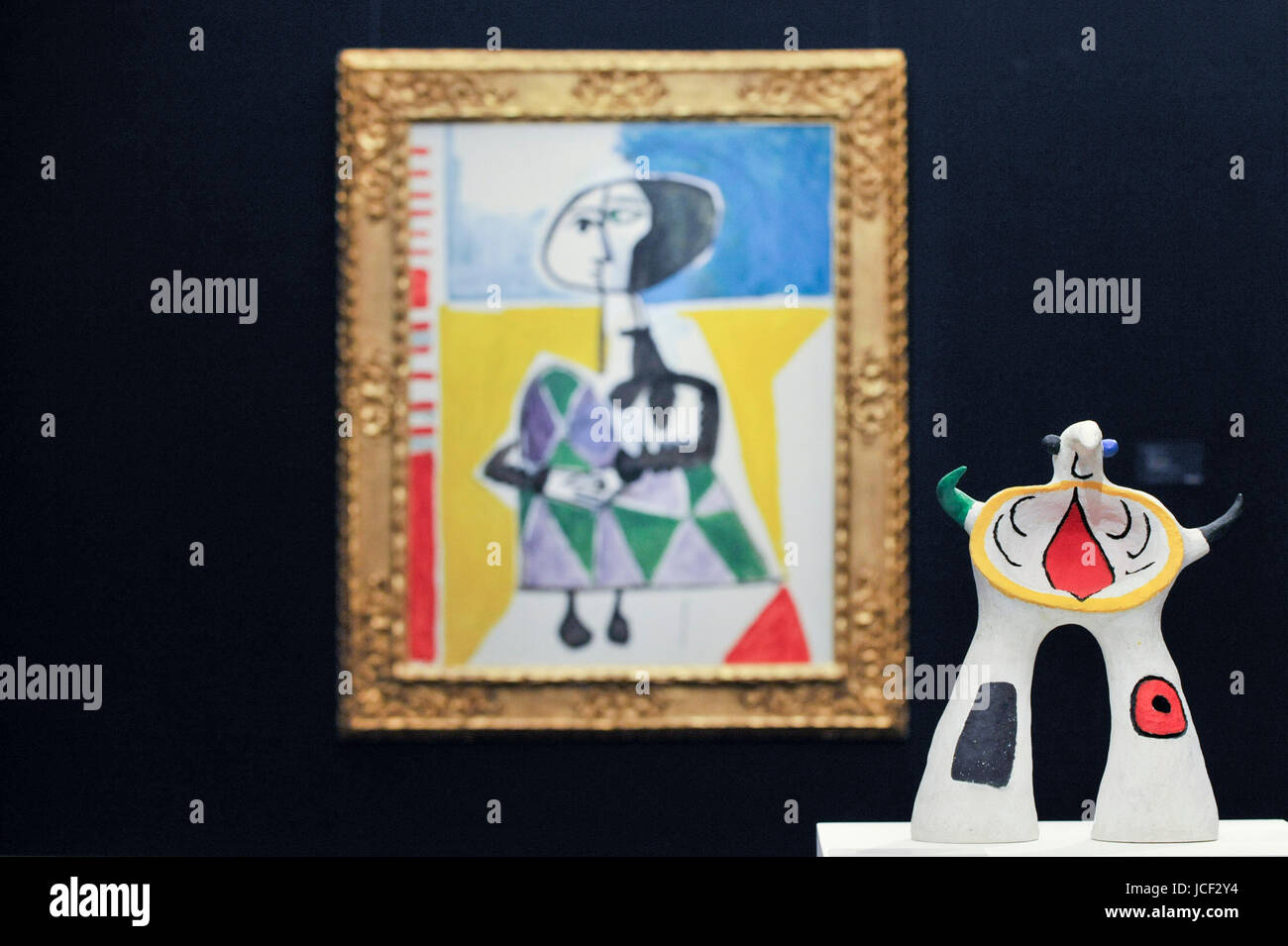 Londres, Royaume-Uni. 15 juin 2017. Une sculpture intitulée "Projet pour un monument', 1972, par Joan Miró (estimation GBP0.8-1.2m) est vu en face d'une peinture appelée "femme accroupie", 1954, par Pablo Picasso (estimation GBP6.5-8.5m). Aperçu de vente d'art moderne et impressionniste, qui aura lieu à Sotheby's New Bond Street le 21 juin. Crédit : Stephen Chung / Alamy Live News Banque D'Images
