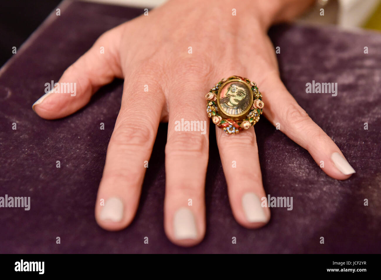 Londres, Royaume-Uni. 15 juin 2017. Un membre du personnel présente un réseau complexe appelé "anneau Bague de forme ovale. Portrait de Dora Maar', 1936-9, de Pablo Picasso (estimation300-500k GBP). Aperçu de vente d'art moderne et impressionniste, qui aura lieu à Sotheby's New Bond Street le 21 juin. Crédit : Stephen Chung / Alamy Live News Banque D'Images