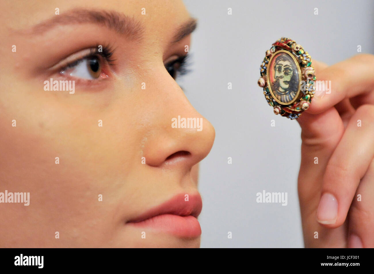 Londres, Royaume-Uni. 15 juin 2017. Un membre du personnel vues un réseau complexe appelé "anneau Bague de forme ovale. Portrait de Dora Maar', 1936-9, de Pablo Picasso (estimation300-500k GBP). Aperçu de vente d'art moderne et impressionniste, qui aura lieu à Sotheby's New Bond Street le 21 juin. Crédit : Stephen Chung / Alamy Live News Banque D'Images