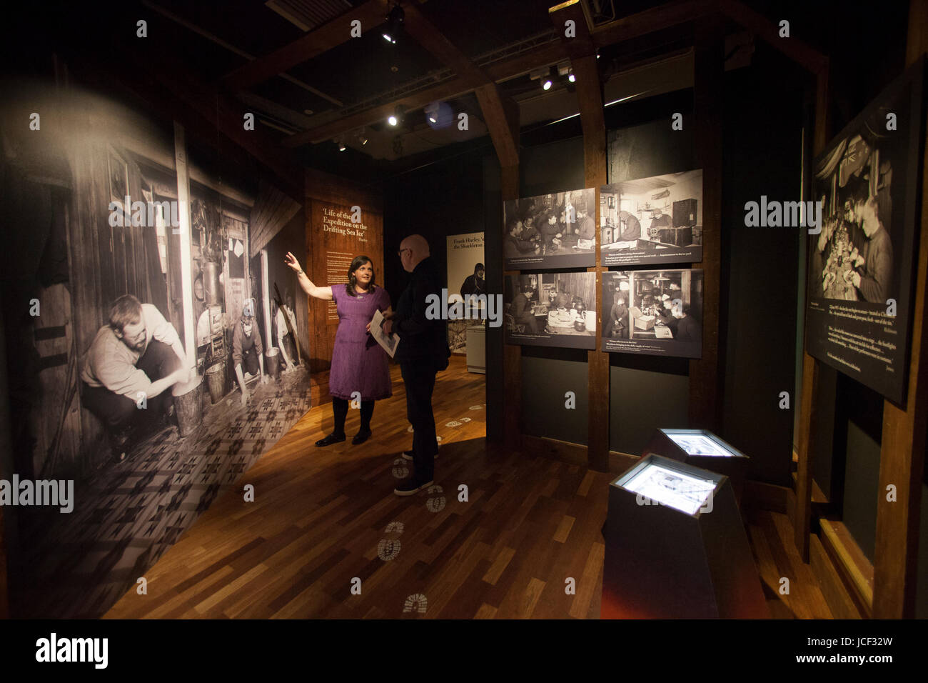 Edinburgh, Ecosse, Royaume-Uni. 14 juin 2017. Appuyez sur l'affichage de l'exposition oculaire durables dans l'affichage à Édimbourg en Écosse Bibliothèque nationale. Conservateur de la bibliothèque collections polar, Paula Williams. Pako Mera/Alamy Live News. Banque D'Images