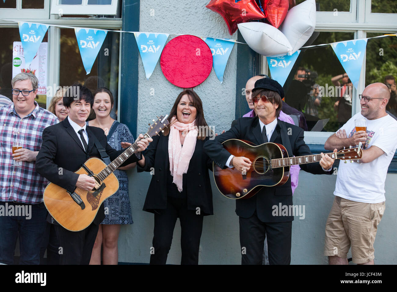 Caversham, UK. 15 Juin, 2017. Acteur, chanteur et auteur-compositeur Kate Robbins prépare avec le groupe hommage Beatles Beatles optimiste pour le dévoilement d'une plaque bleue sur BBC Music Day at the Fox and Hounds pub pour commémorer John Lennon et Paul McCartney jouant leur concert qu'il y comme 'l'Nerk' jumeaux le 23 avril 1960. On dit qu'ils ont fait du stop jusqu'en bas de Liverpool à jouer au pub et également travaillé derrière le bar. Kate Robbins est Paul McCartney's second cousin et a grandi dans le pub. Credit : Mark Kerrison/Alamy Live News Banque D'Images