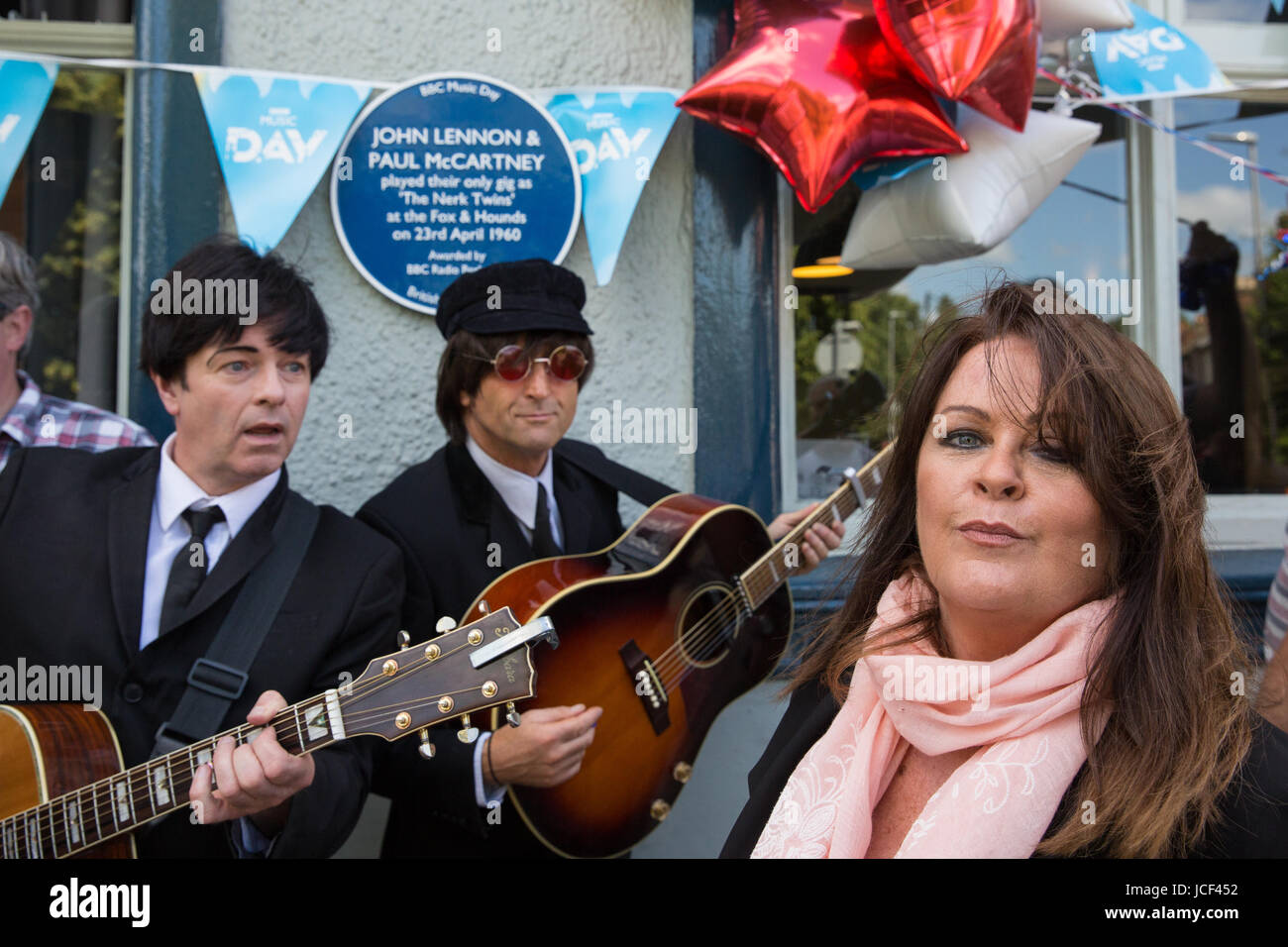 Caversham, UK. 15 Juin, 2017. Acteur, chanteur et auteur-compositeur Kate Robbins avec le groupe hommage Beatles Beatles optimiste après le dévoilement d'une plaque sur BBC Music Day at the Fox and Hounds pub pour commémorer John Lennon et Paul McCartney jouant leur concert qu'il y comme 'l'Nerk' jumeaux le 23 avril 1960. On dit qu'ils ont fait du stop jusqu'en bas de Liverpool à jouer au pub et également travaillé derrière le bar. Kate Robbins est Paul McCartney's second cousin et a grandi dans le pub. Credit : Mark Kerrison/Alamy Live News Banque D'Images