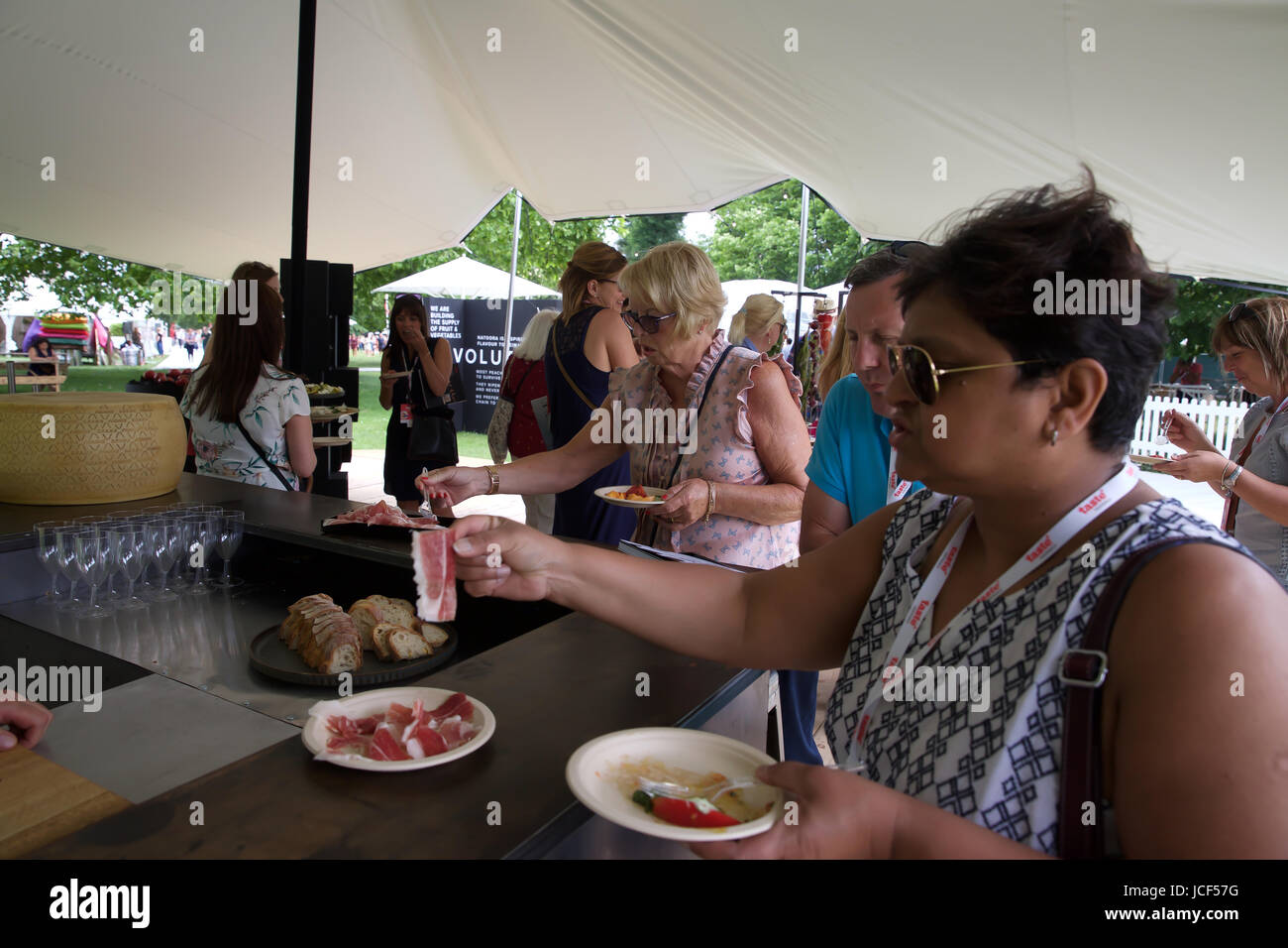 London,UK,15 juin 2017,Goût de Londres a lieu à Regents Park. Goût de Londres est la vitrine des meilleurs restaurants de la capitale, et les grands chefs de file de l'industrie des aliments et boissons marques. Un événement qui a lieu deux fois par année, il y a des démonstrations de cuisine ainsi que des masterclasses interactive. Il court jusqu'au 18 juin 2017©Keith Larby/Alamy Live News Banque D'Images