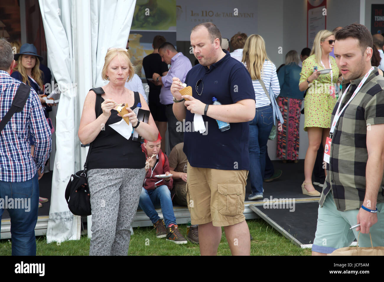 London,UK,15 juin 2017,Goût de Londres a lieu à Regents Park. Goût de Londres est la vitrine des meilleurs restaurants de la capitale, et les grands chefs de file de l'industrie des aliments et boissons marques. Un événement qui a lieu deux fois par année, il y a des démonstrations de cuisine ainsi que des masterclasses interactive. Il court jusqu'au 18 juin 2017©Keith Larby/Alamy Live News Banque D'Images