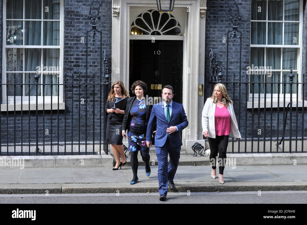 Londres, Royaume-Uni. 15 Juin, 2017. (C) Colum Eastwood, leader des sociaux-démocrates et travaillistes, quitte Numéro 10, flanquée de (G à D) Claire Hannah et Sinead Bradley. Les membres de l'Assemblée d'Irlande du Nord visiter Downing Street pour des entretiens avec le premier ministre Theresa Mai suivant les résultats de l'élection générale. Les conservateurs cherchent à travailler avec le Parti unioniste démocratique afin de former un gouvernement minoritaire. Crédit : Stephen Chung/Alamy Live News Banque D'Images